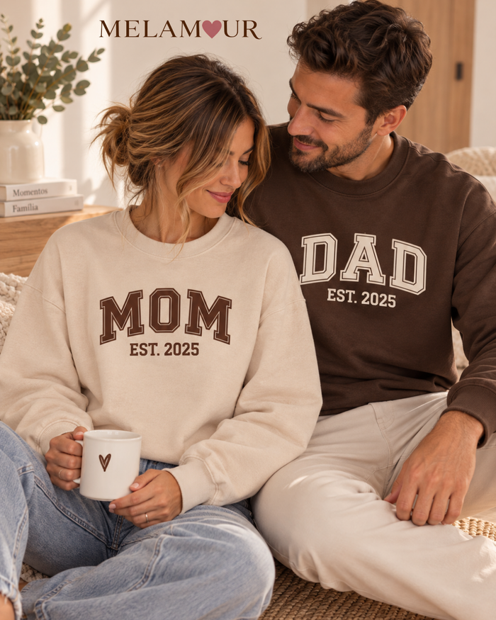 Camisolas de casal Mom e Dad em letras universitárias com o ano