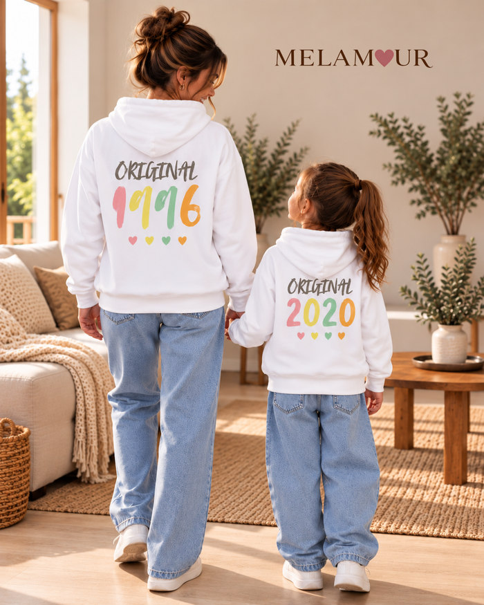 Foto de camisolas com capuz Original com o ano de cada uma, para mãe e filha, da MELAMOUR.