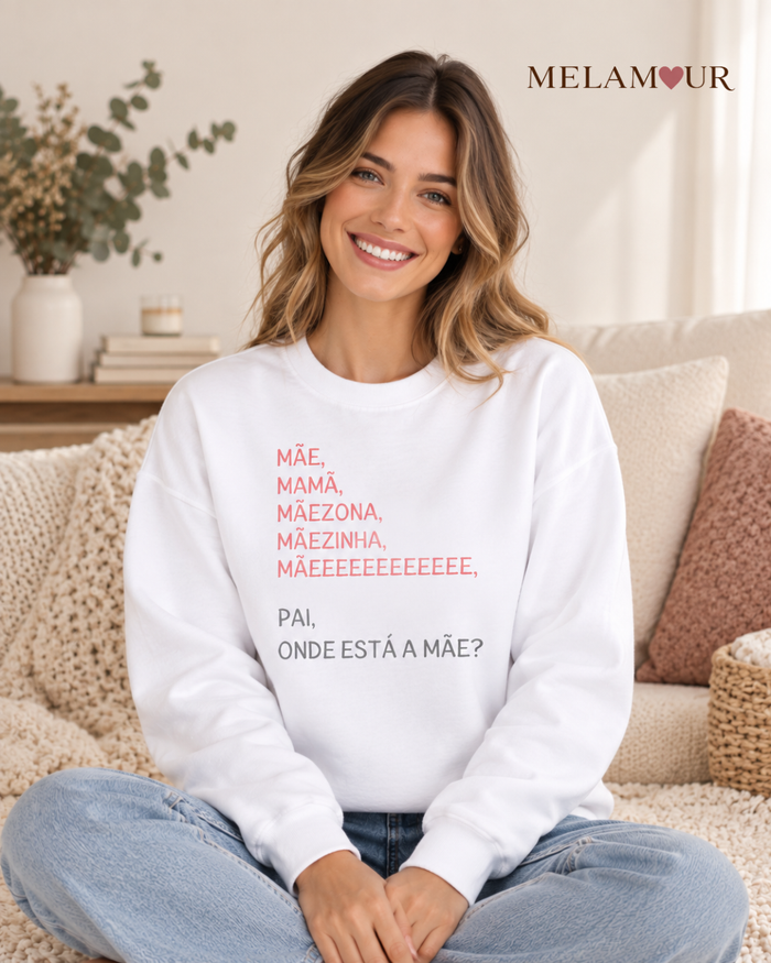 Camisola branca Mãe, Mamã, Mãezona com a lista de chamamentos em rosa e a frase Pai, onde está a mãe?