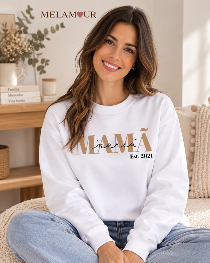 Camisola branca Mamã Est. 2021 · Nome em Caligrafia com MAMÃ em letras grandes e o nome maria em caligrafia