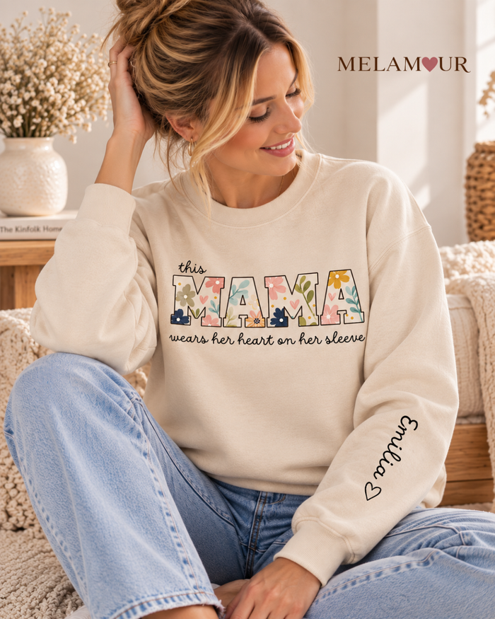 Camisola bege This Mama Wears Her Heart on Her Sleeve com MAMA floral e o nome Emília na manga