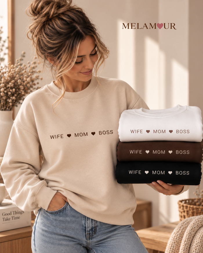 Camisola bege Wife · Mom · Boss com as palavras wife, mom e boss separadas por corações