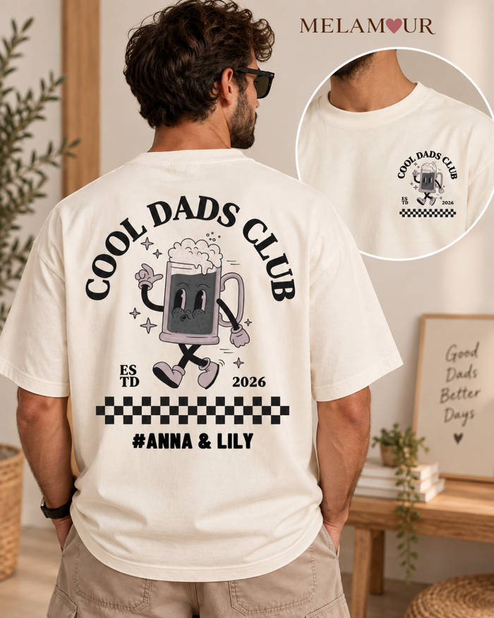 T-shirt creme Cool Dads Club · Retro com caneca animada, ESTD 2026 e #ANNA & LILY nas costas