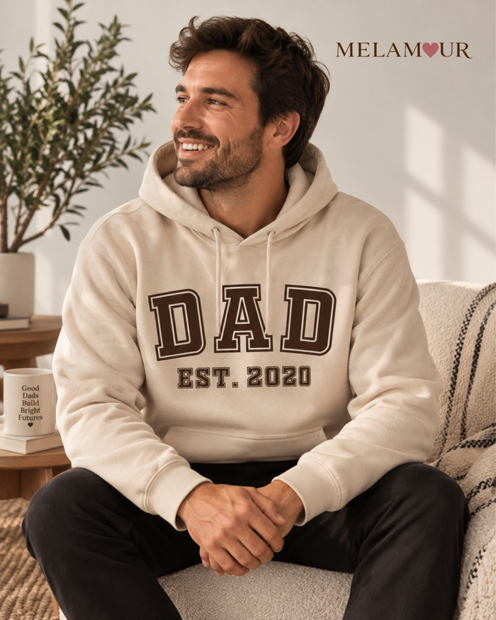 Sweat com capuz bege DAD Est. 2020 com DAD em letras universitárias e EST. 2020