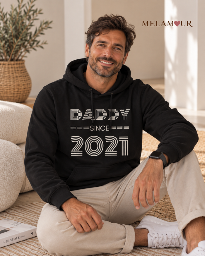 Sweat com capuz preta Daddy Since 2021 com DADDY, SINCE e 2021 em letras de linhas paralelas