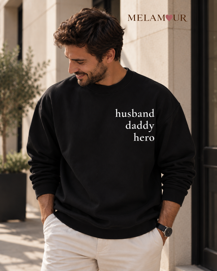 Camisola preta Husband · Daddy · Hero com as palavras husband, daddy e hero em tipografia serifada