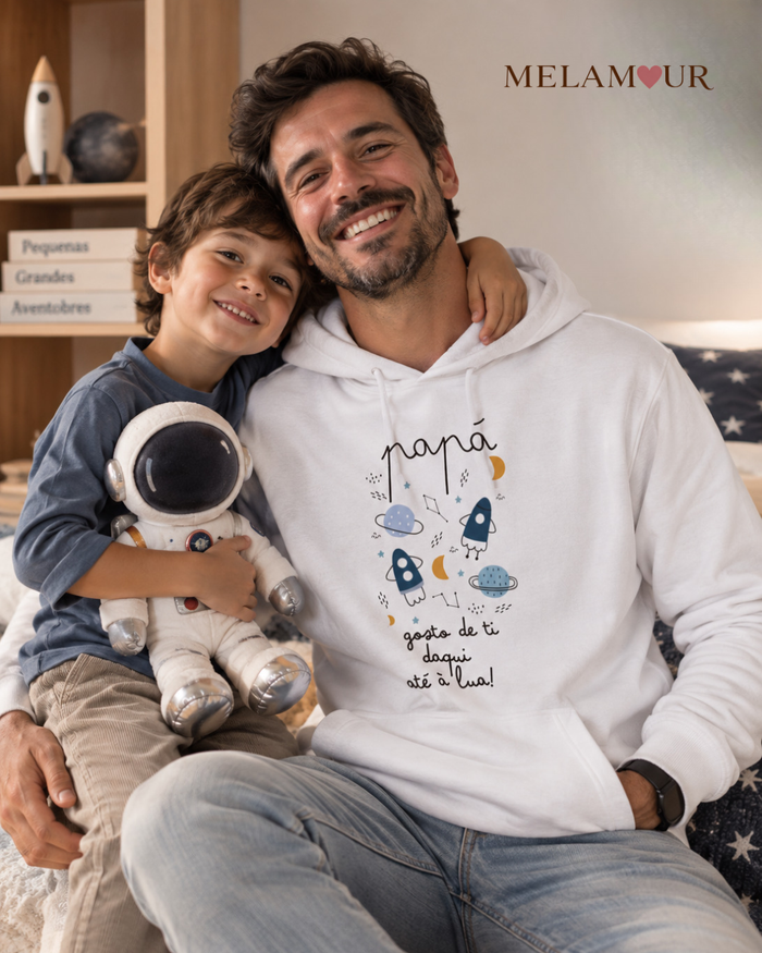 Sweat com capuz branca Papá · Gosto de Ti Daqui até à Lua com foguetões, planetas e a frase em caligrafia