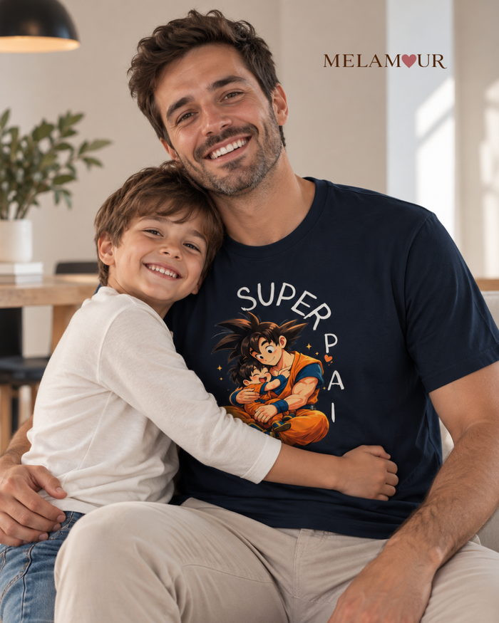 T-shirt azul-marinho Super Pai · Abraço de Herói com SUPER PAI em arco e ilustração de herói a abraçar uma criança