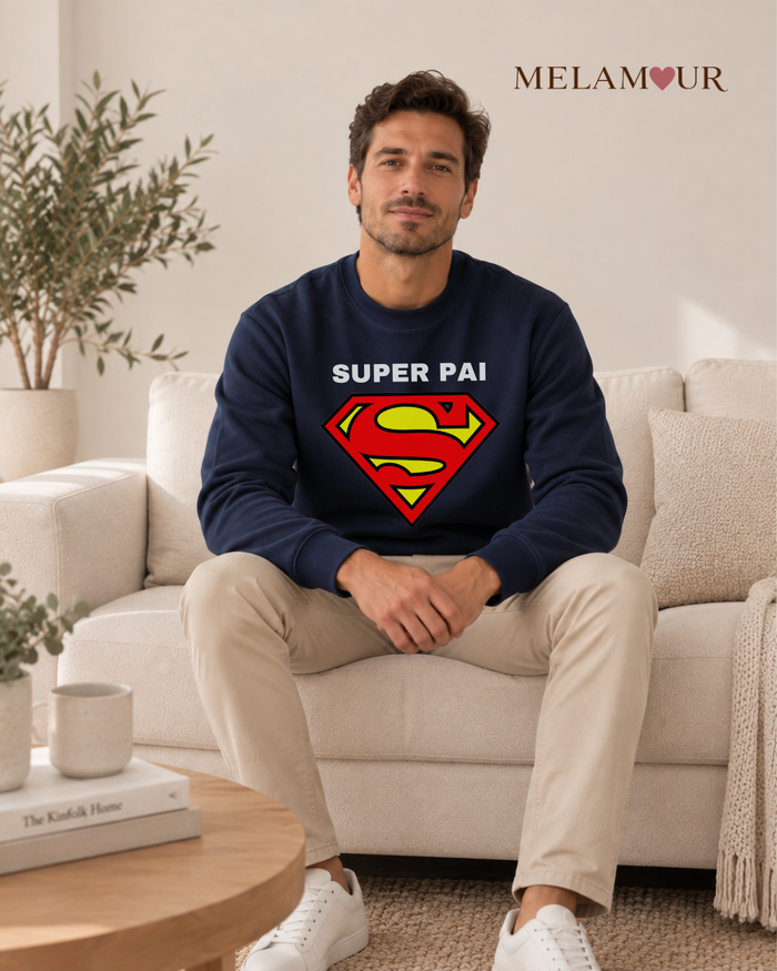Camisola azul-marinho Super Pai · Escudo a Cores com SUPER PAI e escudo vermelho e amarelo com a letra S