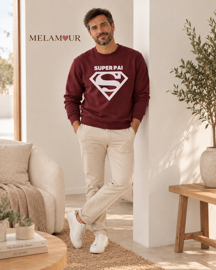 Camisola bordô Super Pai · Escudo Monocromático com SUPER PAI e escudo com a letra S em tom claro